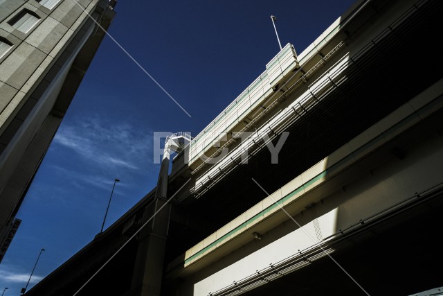 横浜駅前のビル群と青空