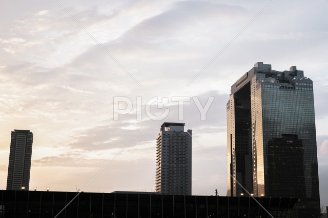 大阪駅付近のビル群と夕暮れ空