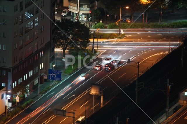 夜の横浜・みなとみらいの交通
