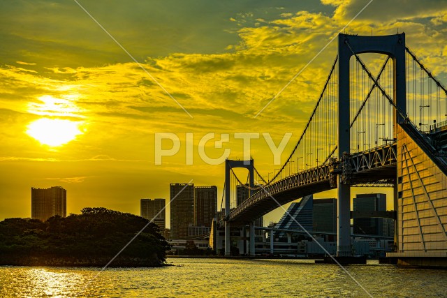 レインボーブリッジと東京の夕景