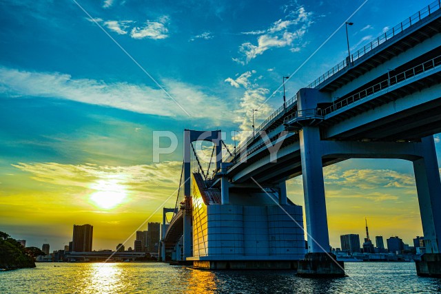 レインボーブリッジと東京の夕景