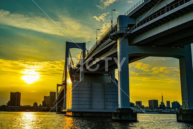 レインボーブリッジと東京の夕景