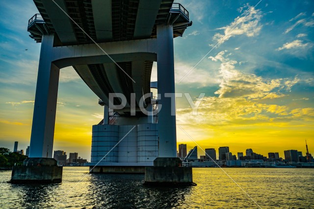 レインボーブリッジと東京の夕景