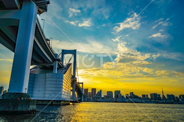 レインボーブリッジと東京の夕景