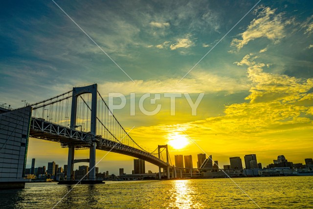 レインボーブリッジと東京の夕景