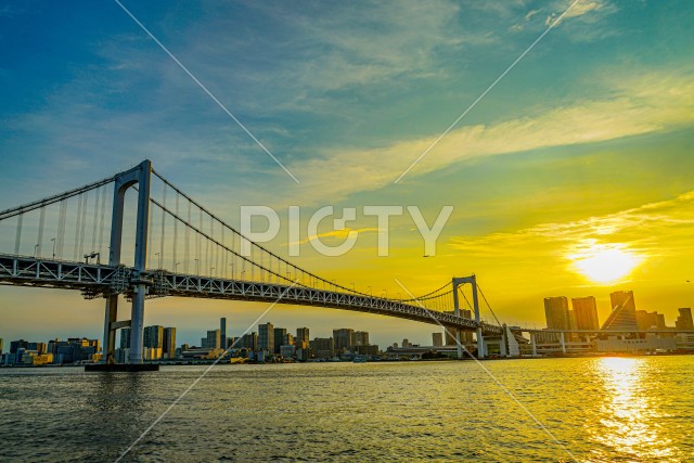 レインボーブリッジと東京の夕景