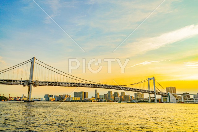 レインボーブリッジと東京の夕景