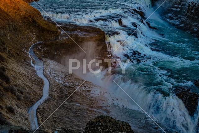 グトルフォスの滝と朝焼け