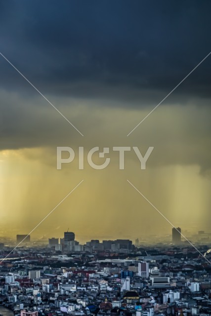 バンコクの街と雨雲