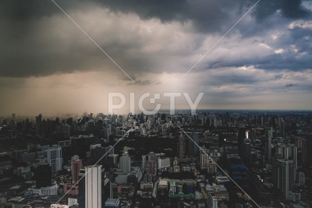 バンコクの街と雨雲