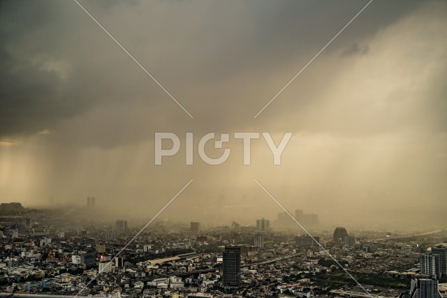 バンコクの街と雨雲