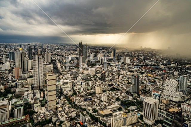 バンコクの街と雨雲