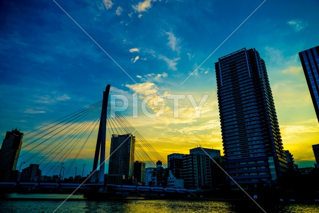 東京都中央区の街並みと夕景