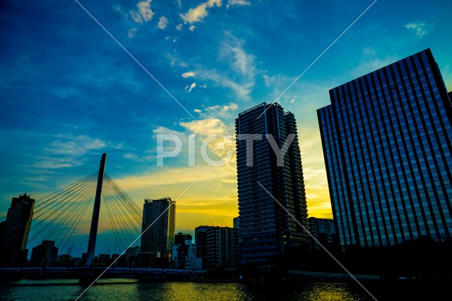 東京都中央区の街並みと夕景