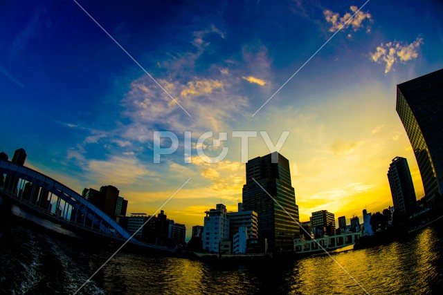 東京都中央区の街並みと夕景