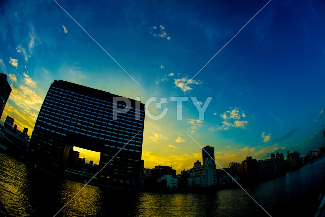 東京都中央区の街並みと夕景