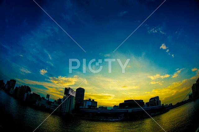 東京都中央区の街並みと夕景