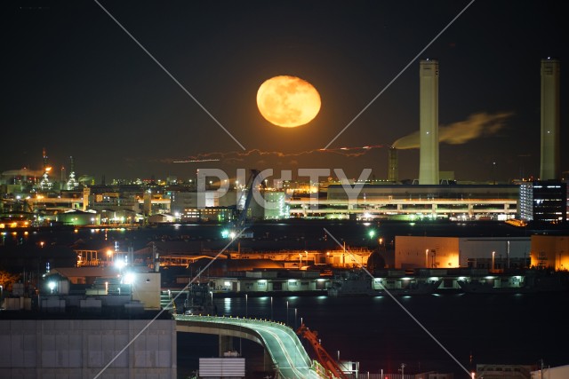 月と工業地帯