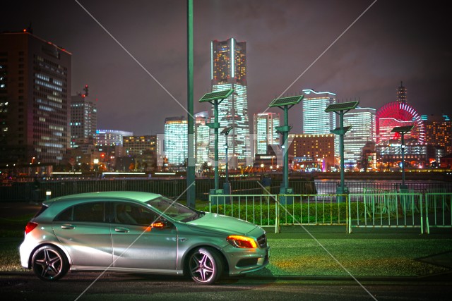 横浜の夜景と自動車