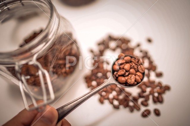 コーヒー豆とコーヒースプーン