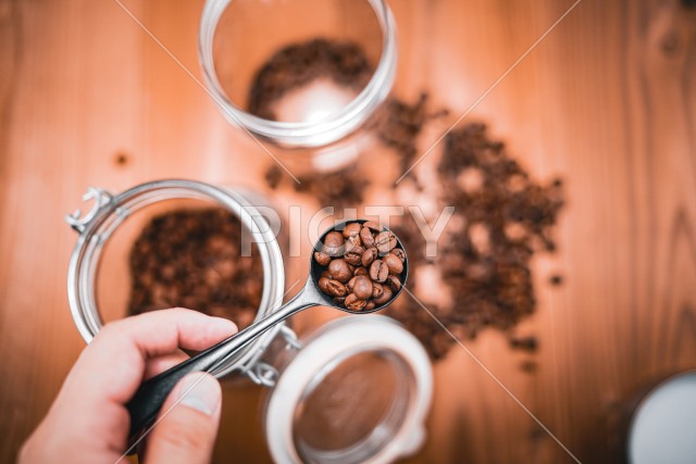 コーヒー豆とコーヒースプーン