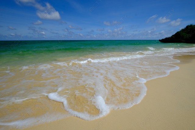 石垣島の平久保方面の砂浜の波