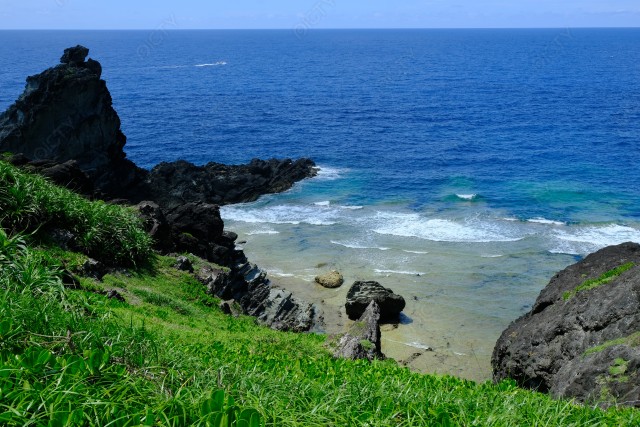 石垣島の御神岬から青い海を臨む