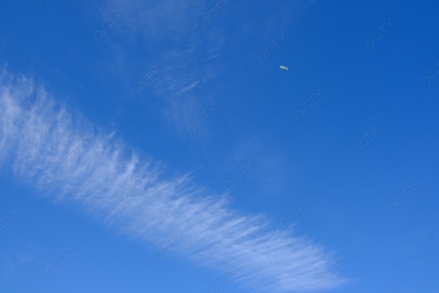 筋雲とパラグライダー
