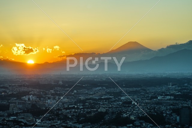 横浜の街並みと富士山と夕暮れ