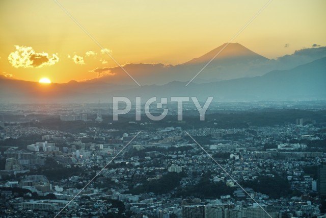 横浜の街並みと富士山と夕暮れ