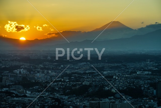 横浜の街並みと富士山と夕暮れ