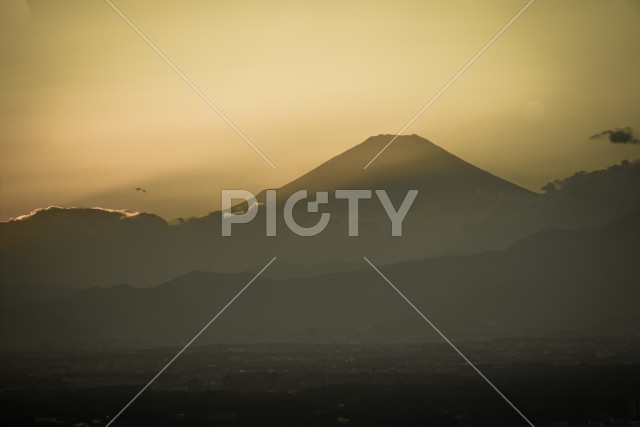 横浜ランドマークタワーから見える富士山と夕暮れ