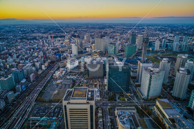 横浜ランドマークタワーから見える横浜の夕景