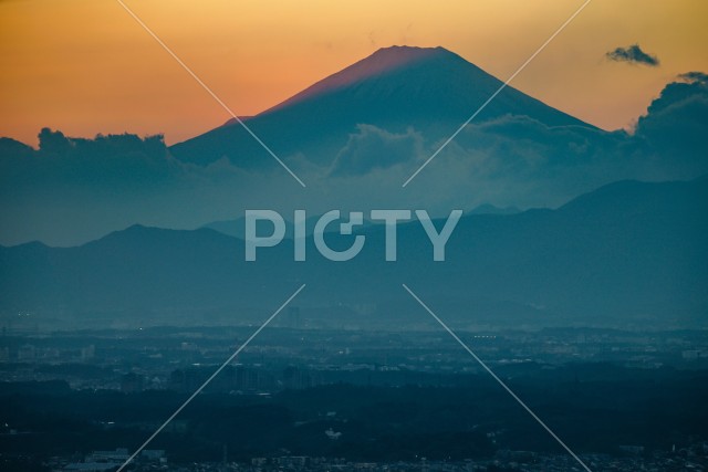 横浜ランドマークタワーから見える富士山と夕暮れ