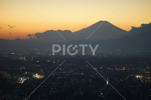 富士山のシルエットと横浜の街並み