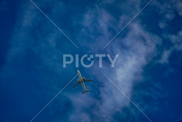 飛行機と青空