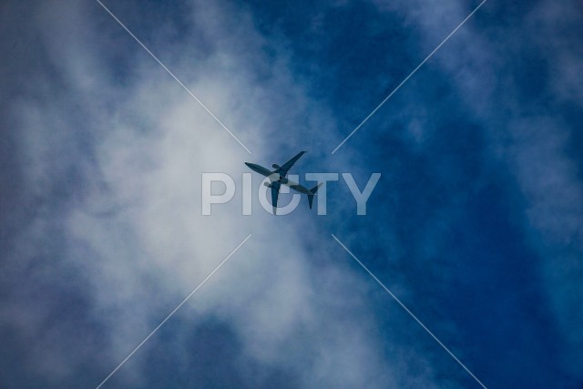 飛行機と青空