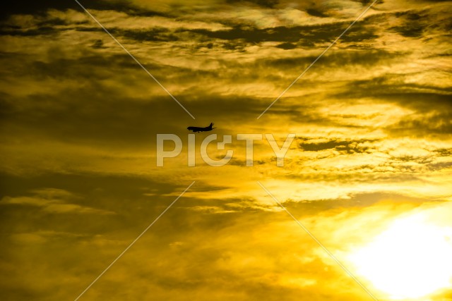 飛行機と夕暮れの空