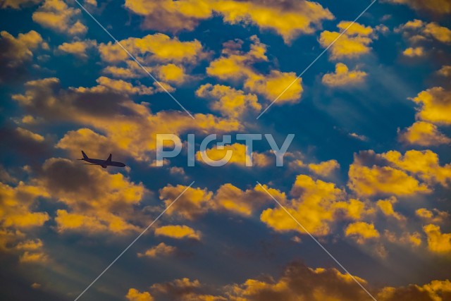 飛行機と夕暮れの空