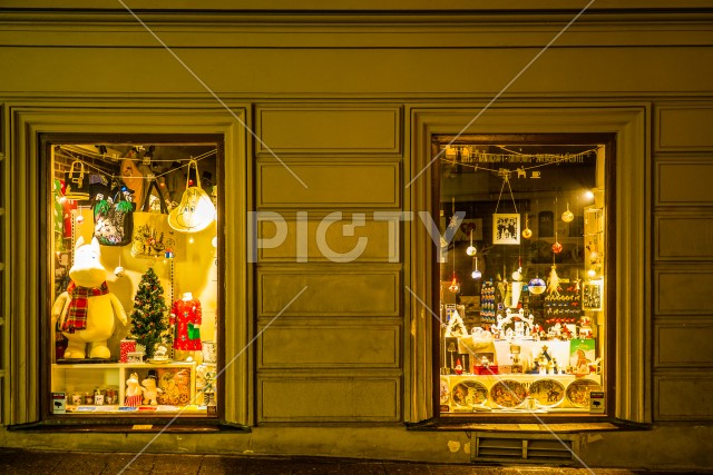 ストックホルム・ガムラスタンのクリスマスイルミネーションの街並み