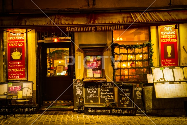 ストックホルム・ガムラスタンのクリスマスイルミネーションの街並み