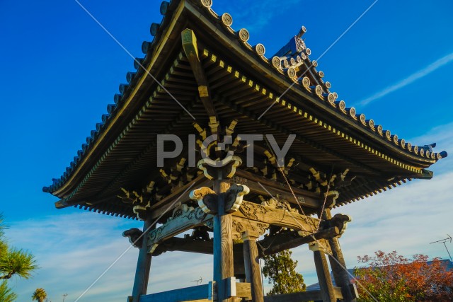 寺の鐘と青空