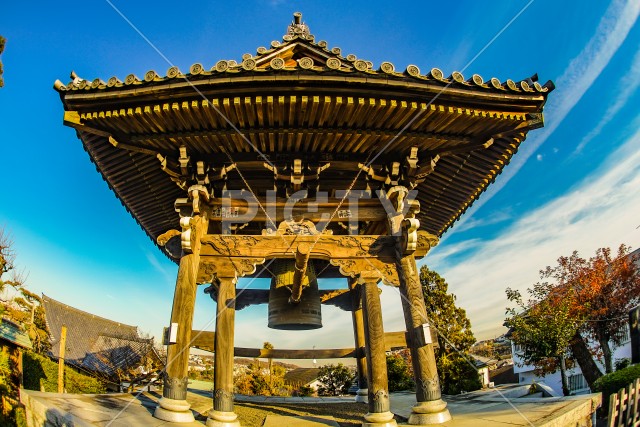 寺の鐘と青空