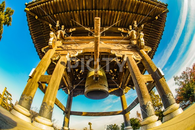 寺の鐘と青空