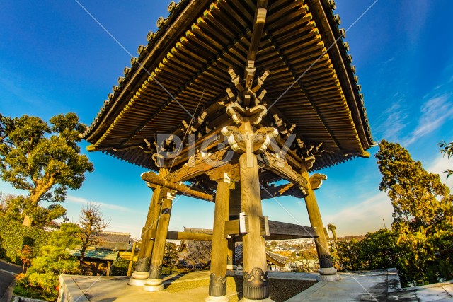 寺の鐘と青空