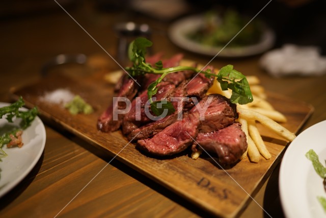 厚く切られた高級な肉