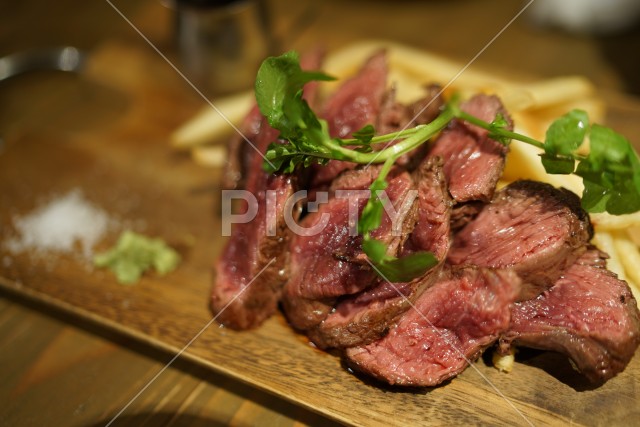 厚く切られた高級な肉