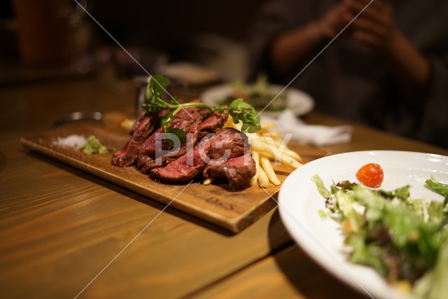 厚く切られた高級な肉