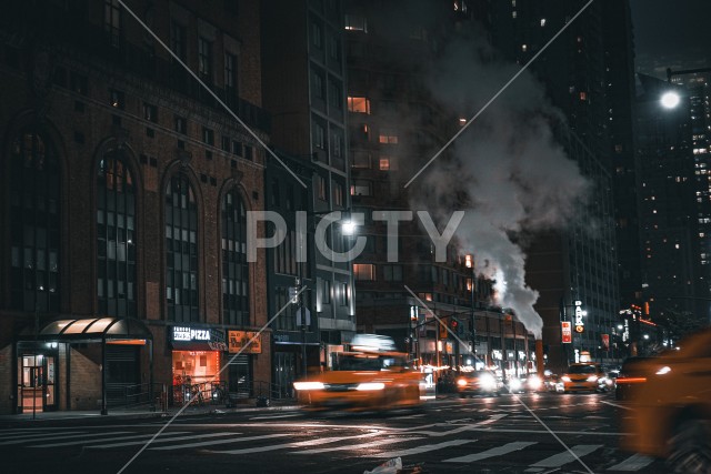 ニューヨークの街の夜景