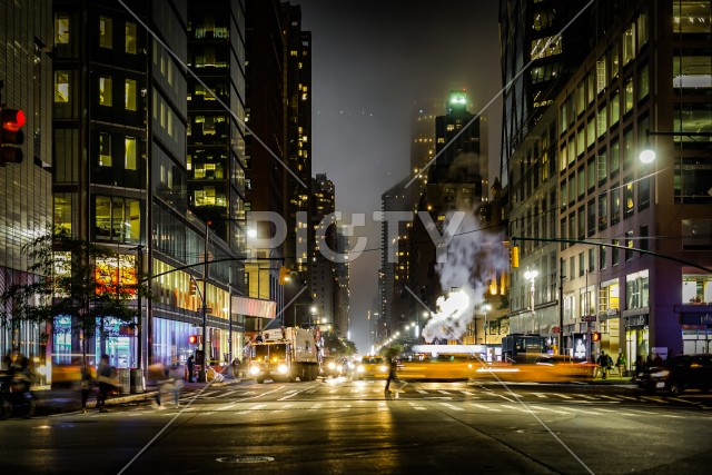 ニューヨークの街の夜景